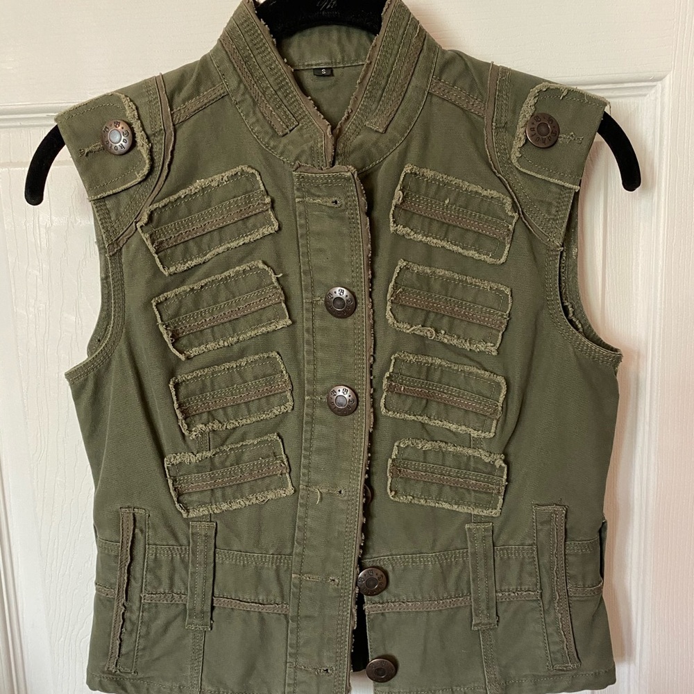 B. B. Dakota vest